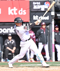 [포토]KT 이강민의 안타