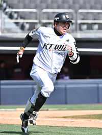 [포토]KT 허경민, 2루타에 힘껏!