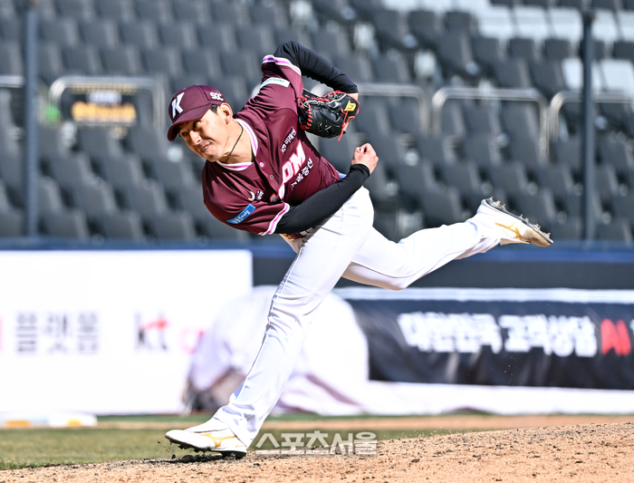 [포토]키움 유토, KT와의 시범경기 등판
