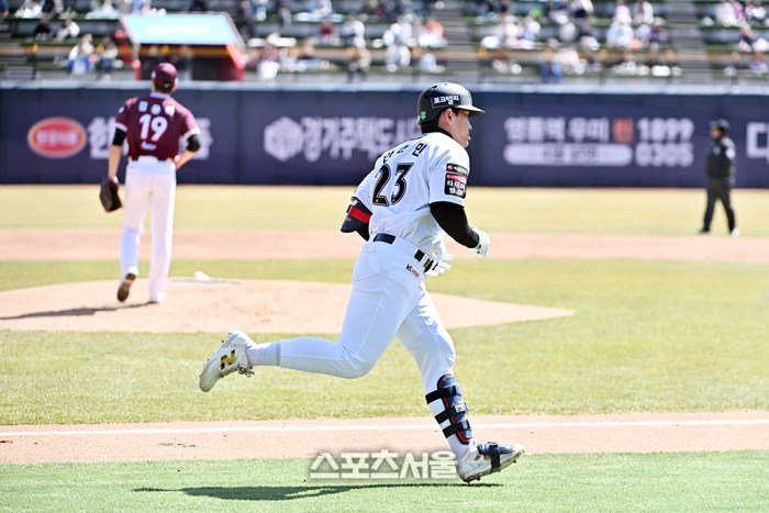 [포토]솔로 홈런으로 기선제압하는 KT 안형민