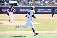 [포토]솔로 홈런으로 기선제압하는 KT 안형민