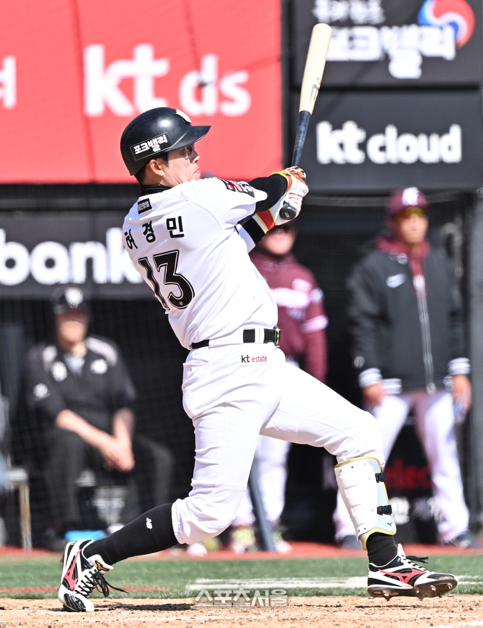 [포토]KT 허경민, 득점 기회 만드는 2루타