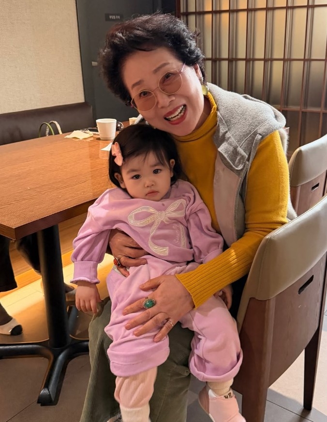 선우용여, '부모님 절연' 박수홍 위해 할머니 자처...  딸 재이 품에 안아