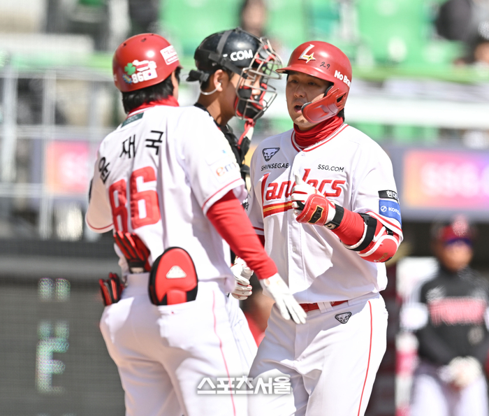 [포토] 최정 ‘동점 만들었어요’