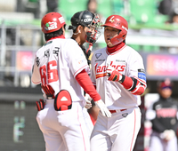 [포토] 최정 ‘동점 만들었어요’