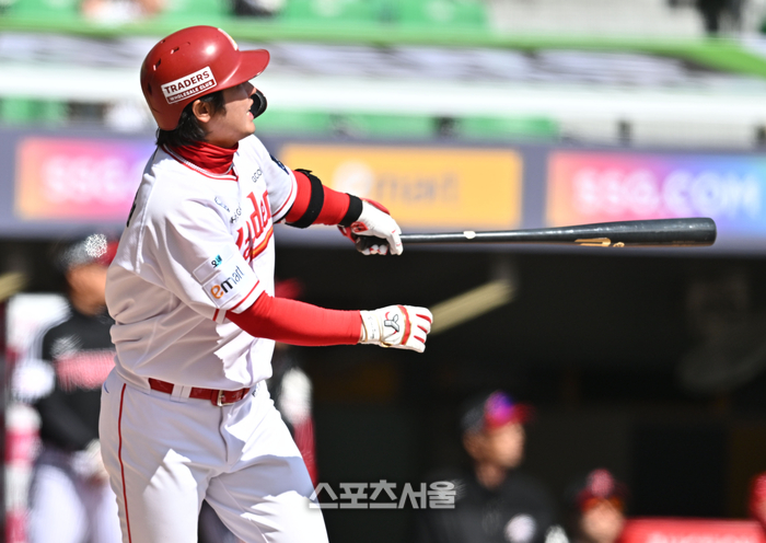 [포토] 최정 ‘넘어갔어’