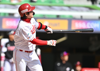 [포토] 최정 ‘넘어갔어’