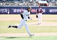 [포토]KT 안현민, 키움 김윤하 상대 선제 솔로 홈런