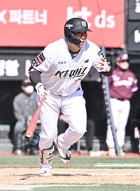 [포토]2루타로 동점 만드는 KT 김현수