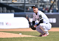 [포토]KT 보쉴리, 강습 타구의 충격에...