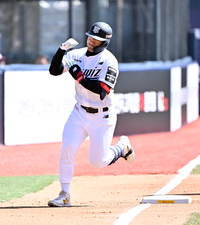 [포토]KT 안현민, 첫 타석부터 홈런