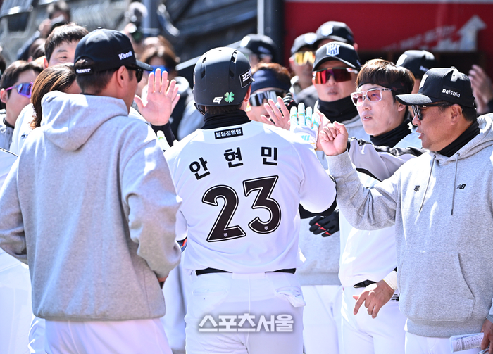 [포토]홈런 하이파이브 나누는 KT 안현민