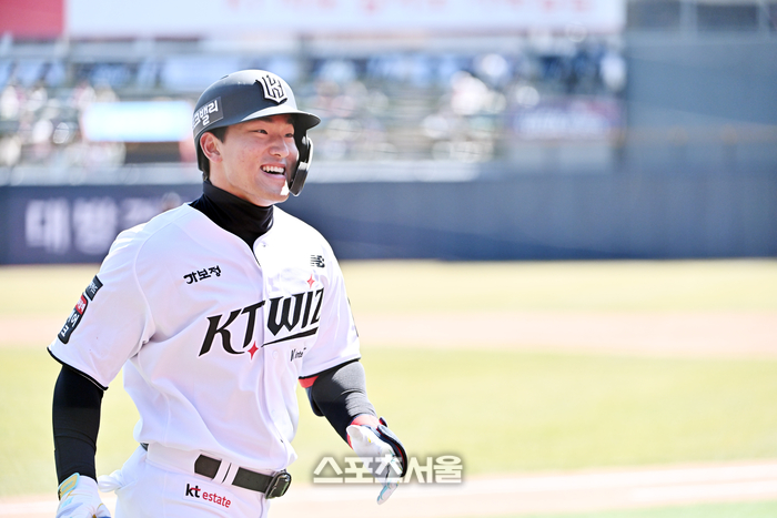 [포토]KT 안현민, 솔로 홈런 넘겼어!