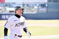 [포토]KT 안현민, 솔로 홈런 넘겼어!