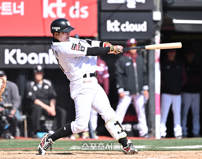 [포토]KT 허경민의 2루타