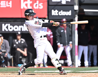 [포토]KT 허경민의 2루타