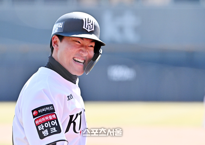 [포토]환하게 웃는 KT 안현민