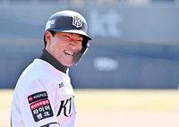 [포토]환하게 웃는 KT 안현민