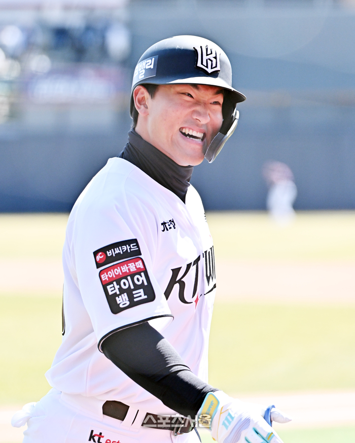 [포토]KT 안현민, 홈런의 기쁨을