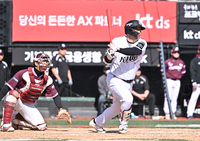 [포토]KT 김현수의 동점 2루타
