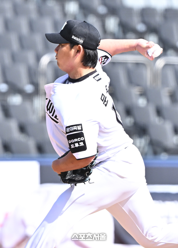 [포토]역투하는 KT 문용익