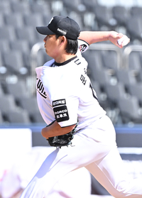 [포토]역투하는 KT 문용익