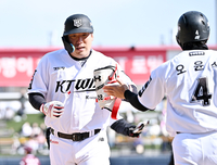 [포토]동점 만든 KT 김현수