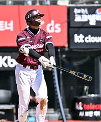 [포토]키움 이주형, KT 선발 보쉴리 상대 솔로 홈런