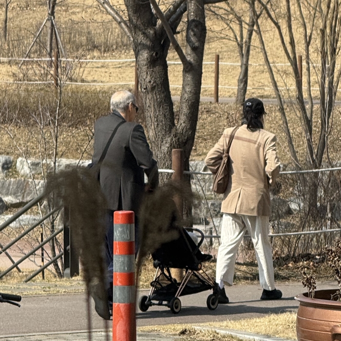 [단독] “홍상수가 유모차 밀었다”…‘불륜’ 김민희와 혼외아들 ‘육아현장’ 포착
