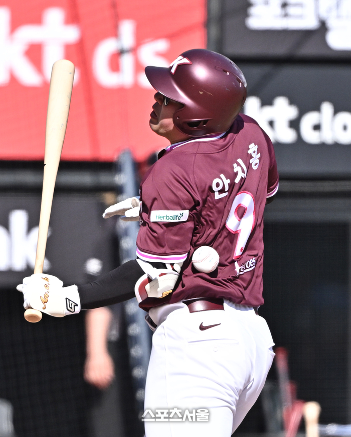 [포토]키움 안치홍. 피할 수가 없어...