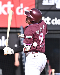 [포토]키움 안치홍. 피할 수가 없어...