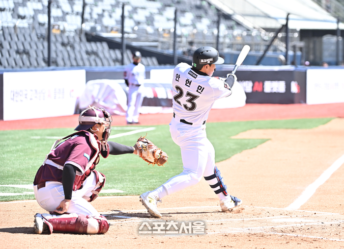 [포토]KT 안현민의 선제 솔로 홈런