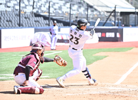 [포토]KT 안현민의 선제 솔로 홈런