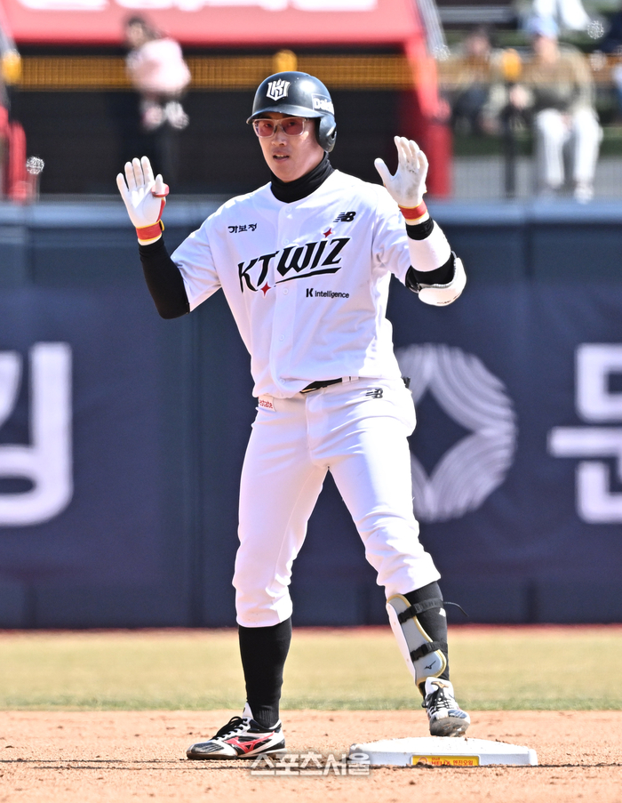 [포토]2루타 친 KT 허경민