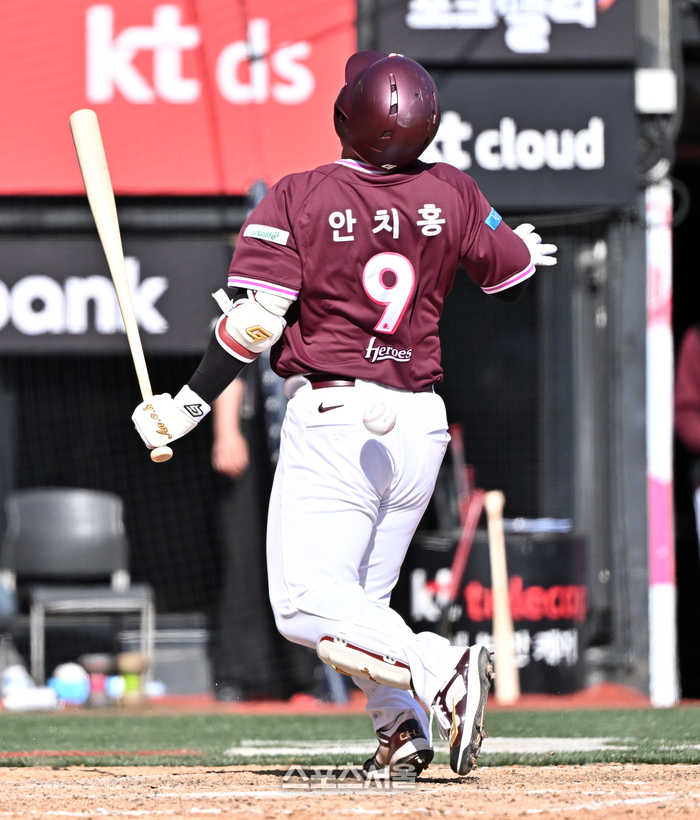 [포토]KT 박지훈의 투구에 맞는 키움 안치홍