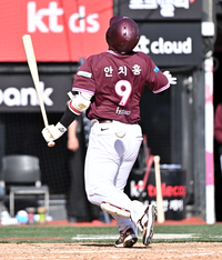 [포토]KT 박지훈의 투구에 맞는 키움 안치홍