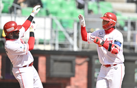 [포토] 4회 동점 투런포 날린 최정