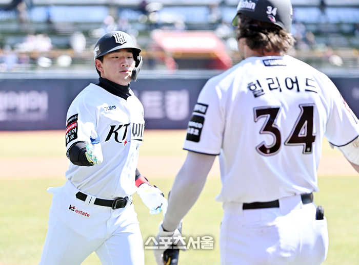 [포토]첫 타석부터 홈런 치는 KT 안현민