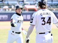 [포토]첫 타석부터 홈런 치는 KT 안현민