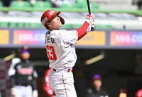 [포토] 임근우 ‘타구가 너무 떴어’