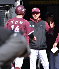 [포토]서건창의 득점 축하하는 키움 설종진 감독