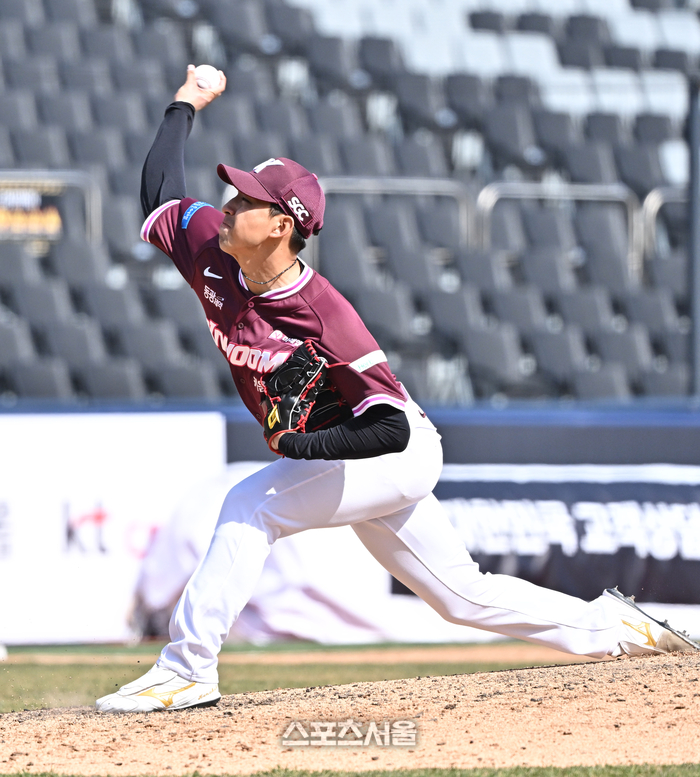 [포토]힘차게 공 뿌리는 키움 유토