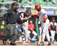 [포토] 에레디아 ‘괜찮아?’