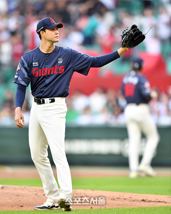 “160km 던지던 놈이 왜 이래!” 김태형, ‘ERA 12.00’ 윤성빈 향해 폭발… “자신 없으면 마운드 내려가라”