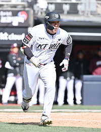 [포토]KT 김현수, 키움 유토 상대 동점 2루타