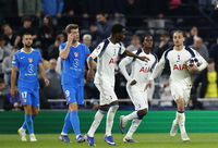 손흥민 등번호 이어받은 시몬스 멀티골 터졌지만... 토트넘, 3-2 승리에도 UCL 8강 진출 좌절