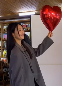 ‘김우빈♥’ 신민아, 결혼 후 더 예뻐진 근황… 러블리한 미소[★SNS]