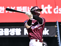 [포토]키움 이주형, 넘어간다!