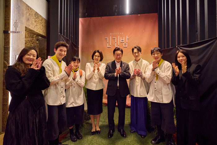 李 대통령, 연뮤덕 성진 ‘혜화’ 찾았다…“후기 쓰실 거죠?”