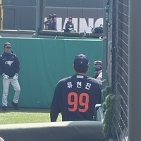 “(류)현진이 등판? 본인이 결정할 것”…‘WBC 8강 주역’ 한화에 돌아온 ‘괴물’, 김경문 감독의 무한 신뢰 [SS사직in]